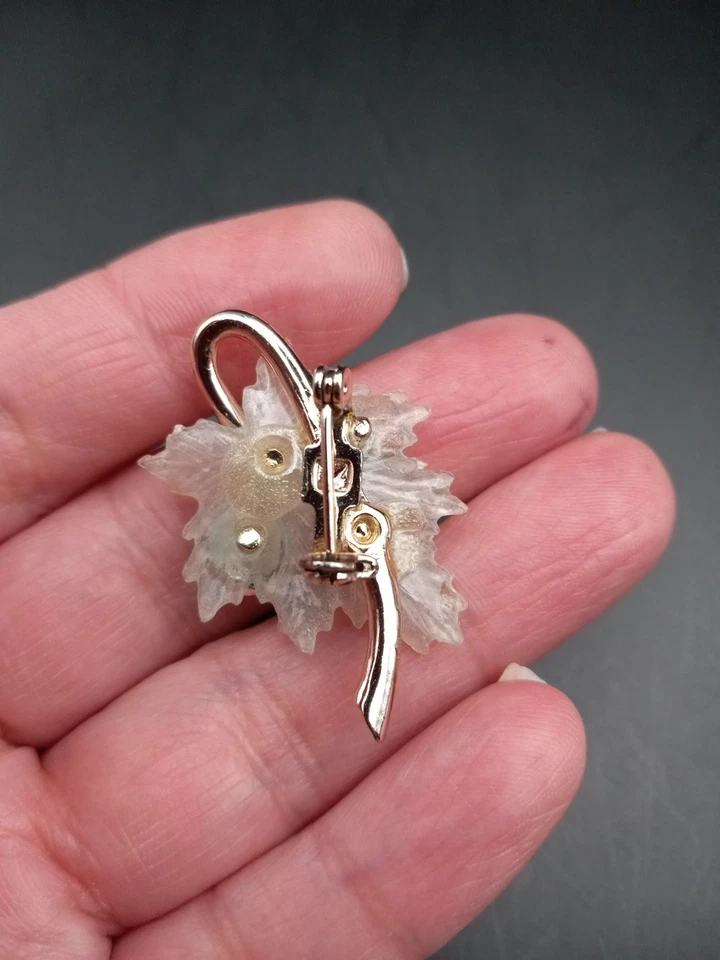 Hoja acrílica transparente con broche Ladybug y circonita cúbica Foto 3 de 4