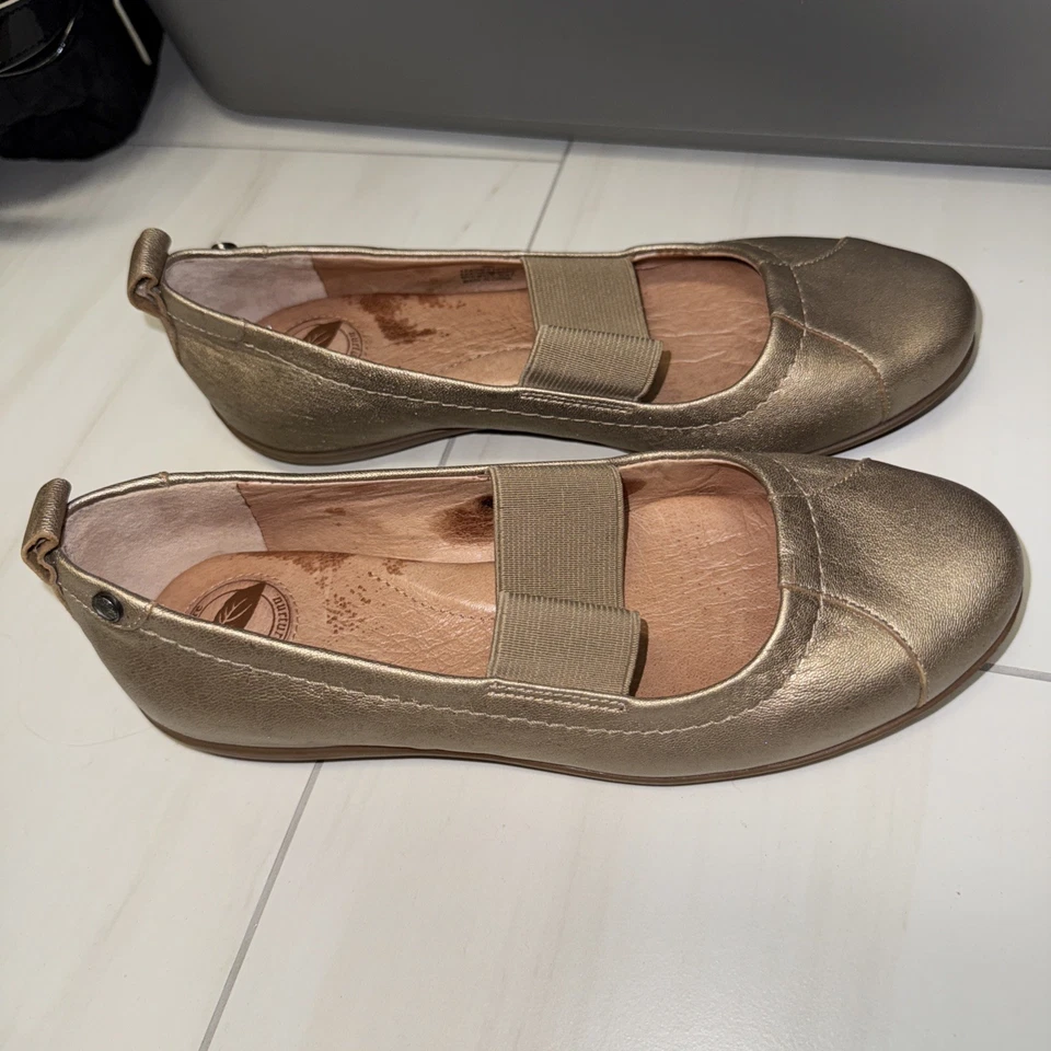 Nurture Women Metallic Gold Tone Leather Mary Jane Size 6 - Image 2 of 4