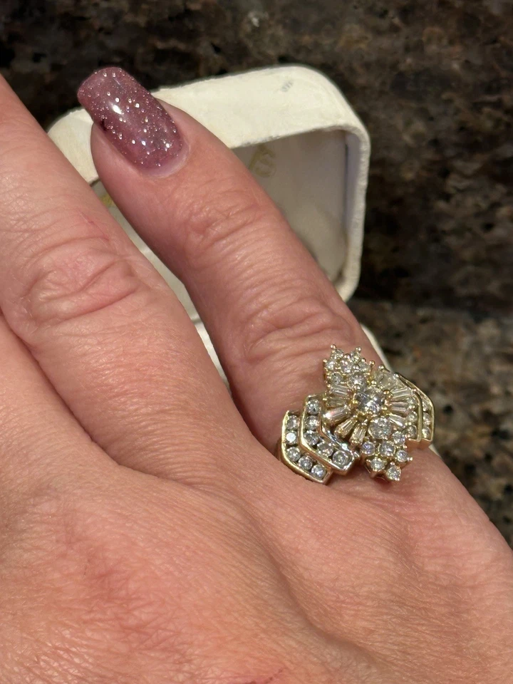 Anel cluster de diamantes naturais grande ouro amarelo 14K 8g tamanho 8 - Imagem 2 de 4