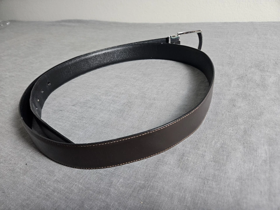 Cinturón de cuero reversible Tumi negro marrón talla 53" Foto 3 de 4