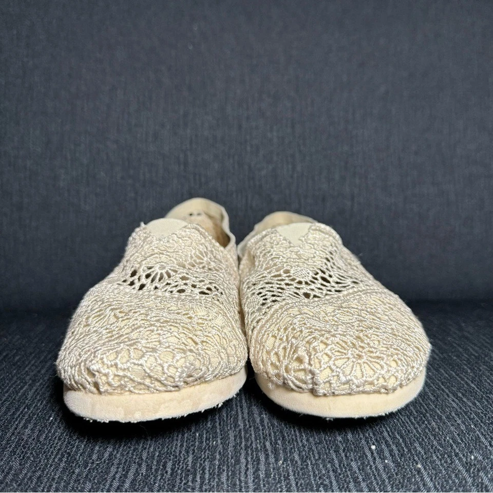 TOMS Alpargatas, Encaje Crochet Marroquí, Crema, Logo Azul en el Tacón, Talla 9.5, Usado en Excelente Condición Foto 4 de 4