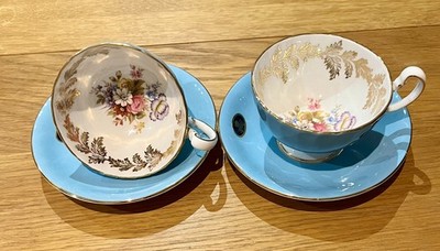 2 x Aynsley England Bone China Tassen & Untertassen Rosen Design Türkis, Etiketten auf 