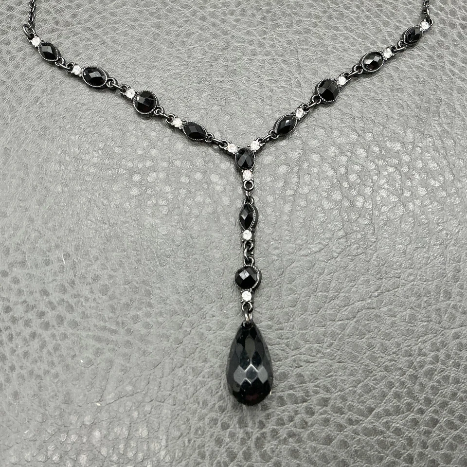 Conjunto de joyas de vidrio negro Avon collar pendiente lágrima Y colgante facetado moda Foto 3 de 4