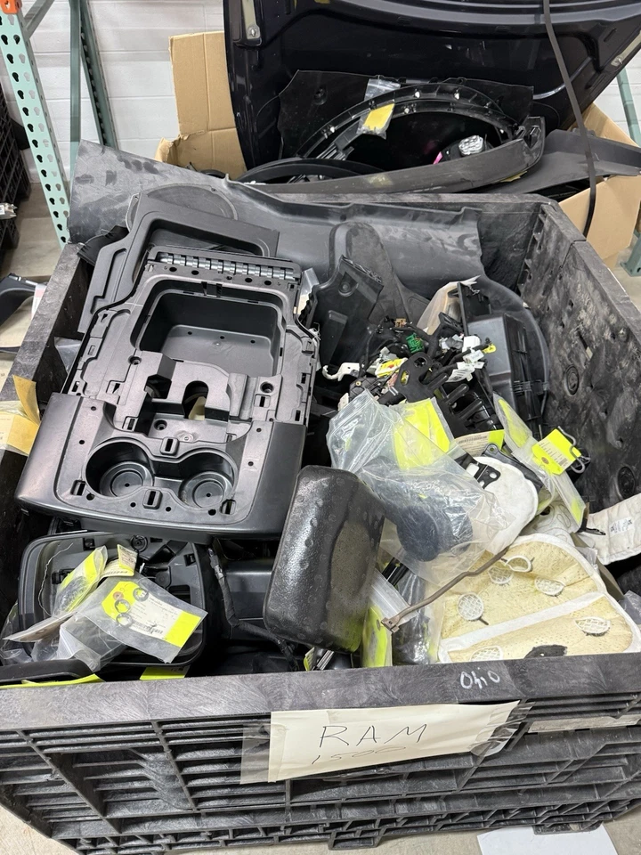Caja llena de piezas de automóvil. Ford. Ram. Chevy. Volkswagen Foto 4 de 4