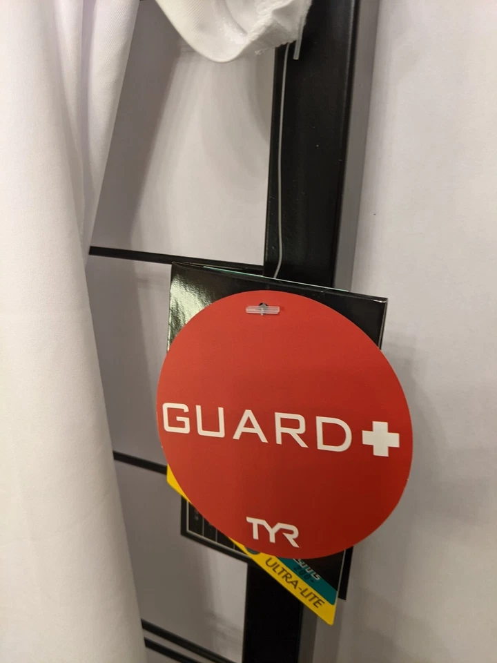 Camiseta RashGuard manga corta TYR para hombre blanca y roja tallas M y XL Foto 2 de 4