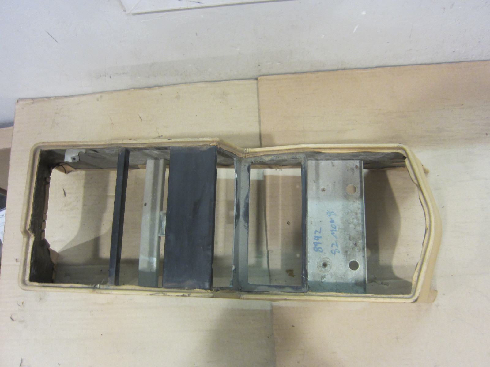 Ferrari Mondial  - Tunnel / Console  - P/N 60593300