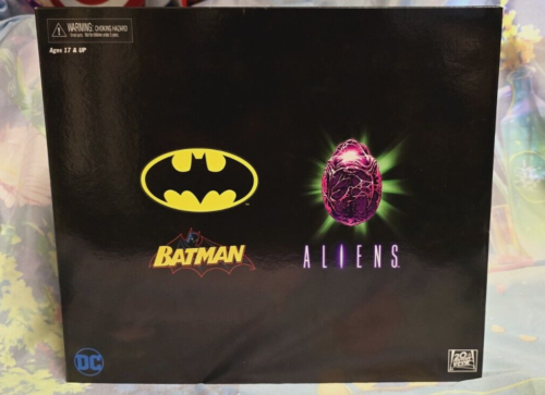 NECA Batman VS Alien Aliens Action Figure Set - Bild 1 von 7