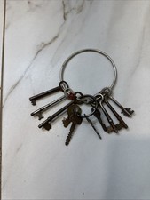 Vintage Set of 6 Large Skeleton Keys on Key Ring an 4 others and antiques loc8