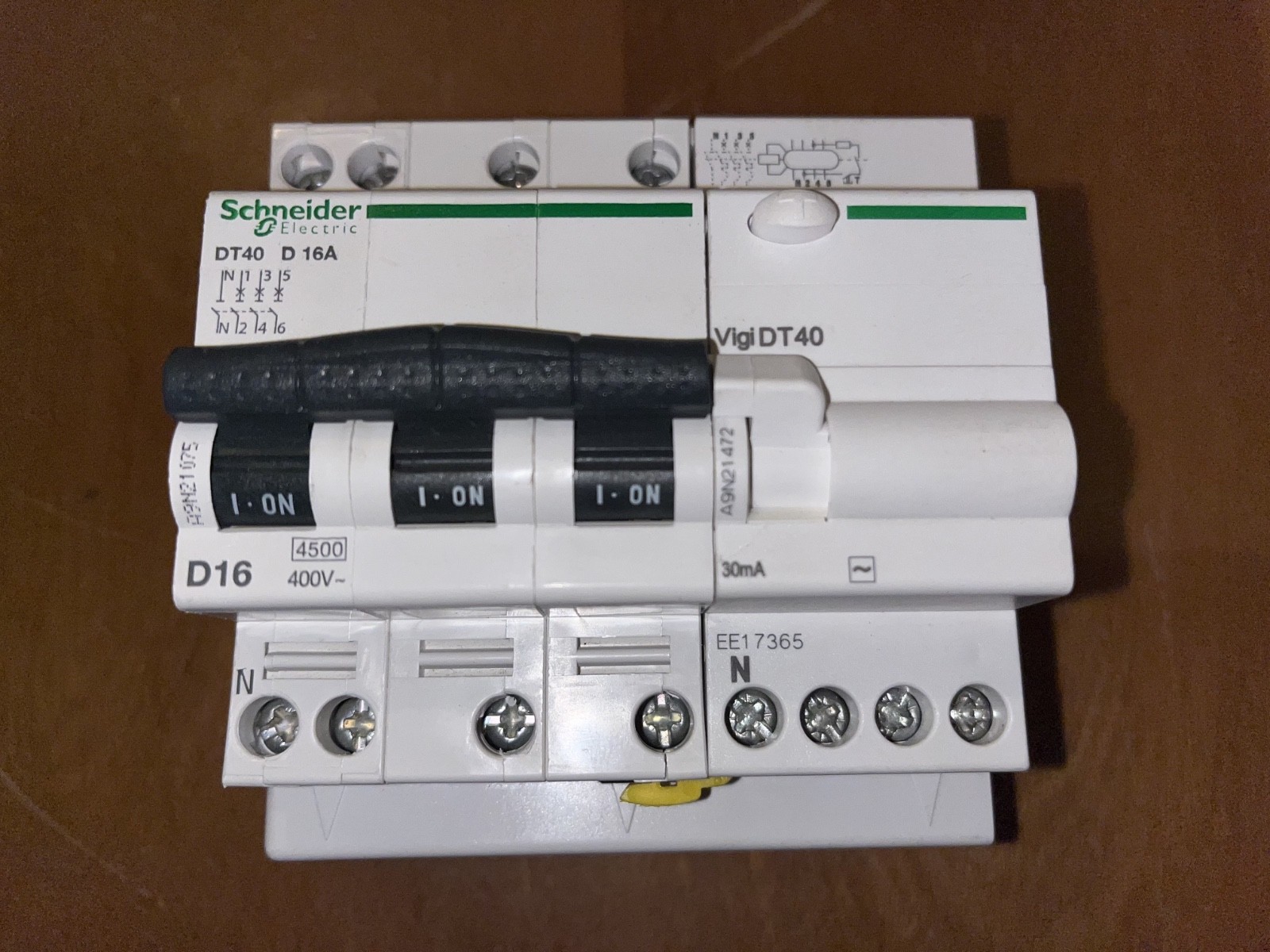 Disjoncteur 4 pôles Schneider Electric protégeant vos moteurs triphasés D16A 30mA - 2