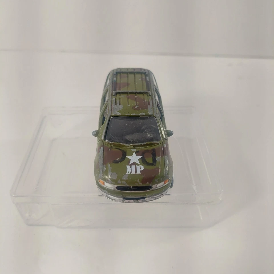 Литое под давлением коллекционное золотое колесо Ford Expedition для военной полиции масштаба 1:64 ✅️ - Изображение 2 из 4