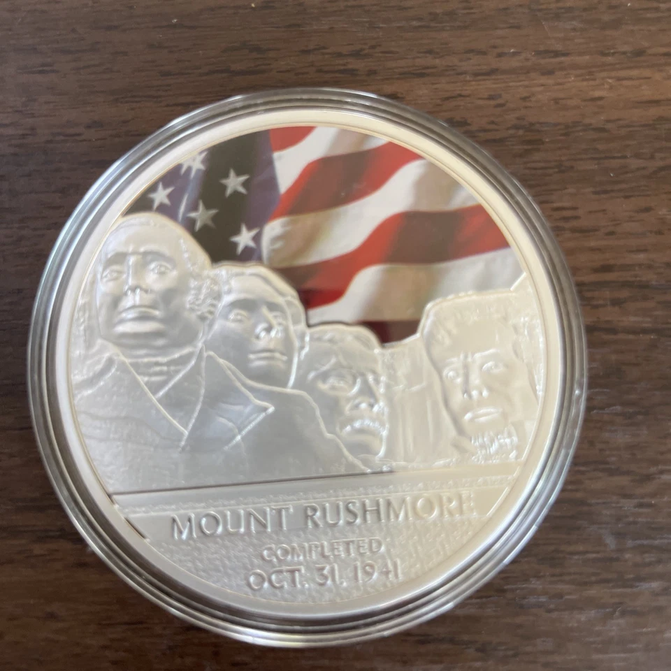 2014MOUNT RUSHMORE  SILVER-PLATED WITH SPOT GOLD 70MM PROOF COIN - Image 2 of 4