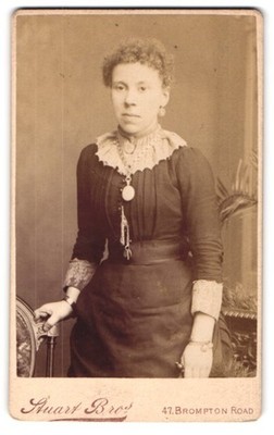 Fotografie W. & J. Stuart, London, 47, Brompton Road, Junge Dame im Kleid mit A 