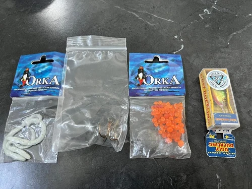 LOT OF ASSORTED LURES UGLY DUCKLING NO. 4 PR SINKING(30 YEARS OLD) &2 ORKA+HOOKS