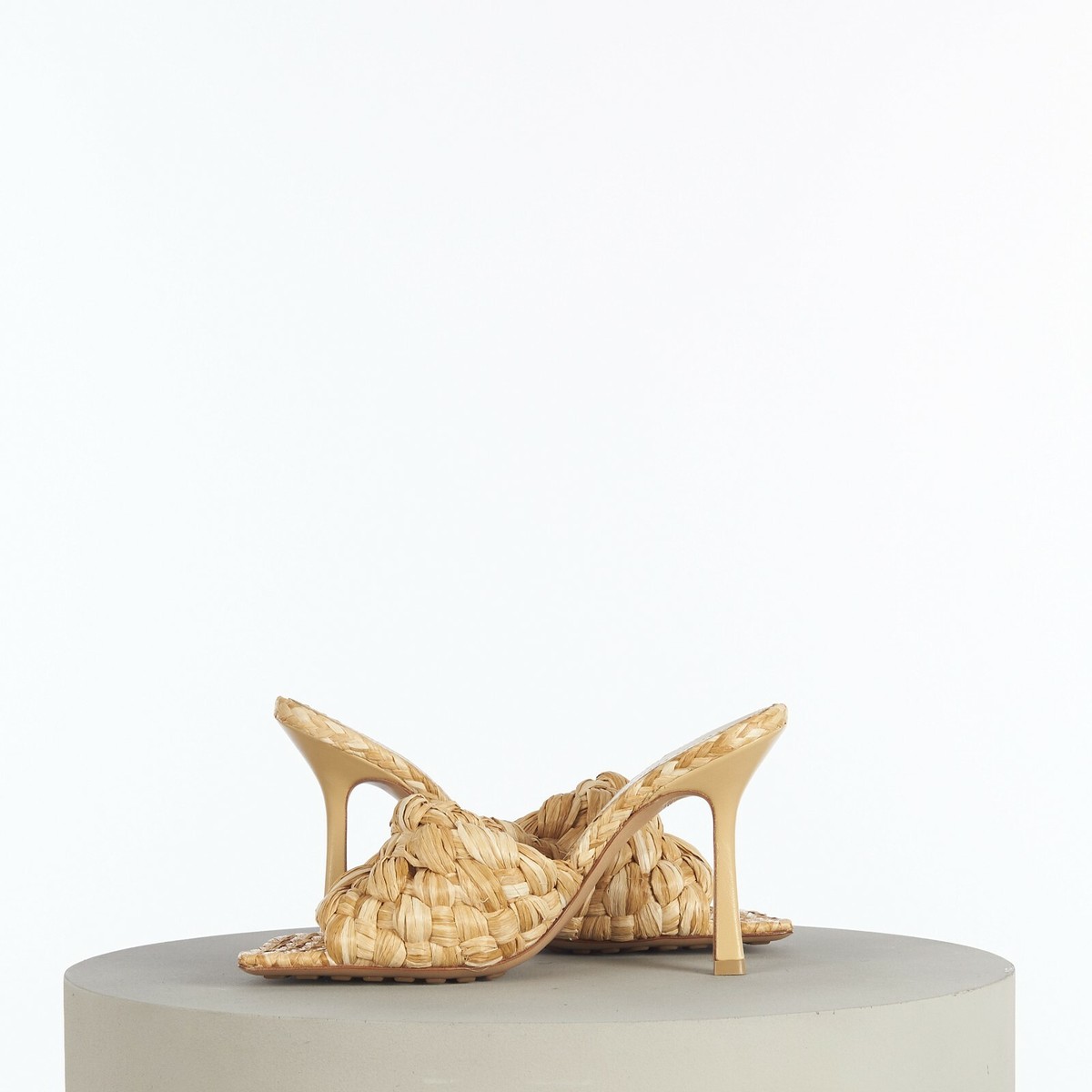 BOTTEGA VENETA 1050$ Raffia Mule Sandal - Square Toe
