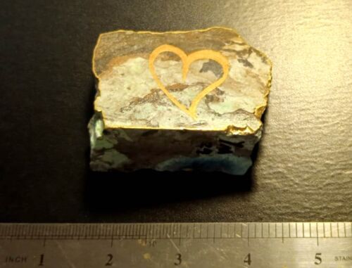 Piedra preciosa One Love Heart of Gold de piedra Eilat Israel caligrafía hecha a mano - Imagen 1 de 3
