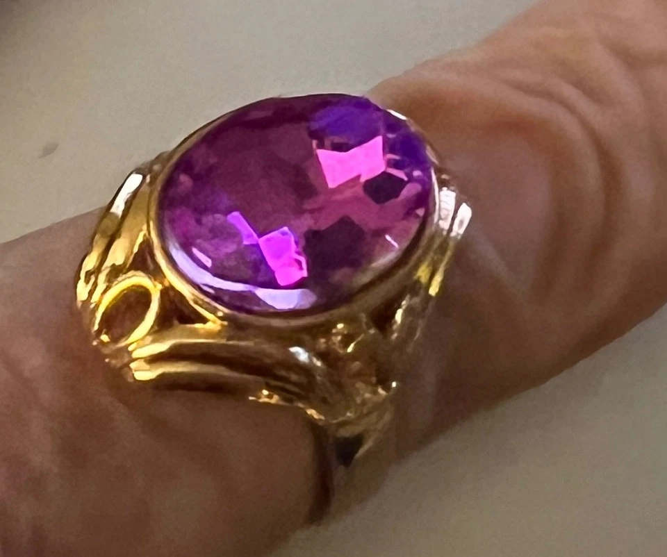 Большое розовато-фиолетовое овальное кольцо с синтетическим аметистом на золотистом сплаве основание размер 8 - Изображение 3 из 4