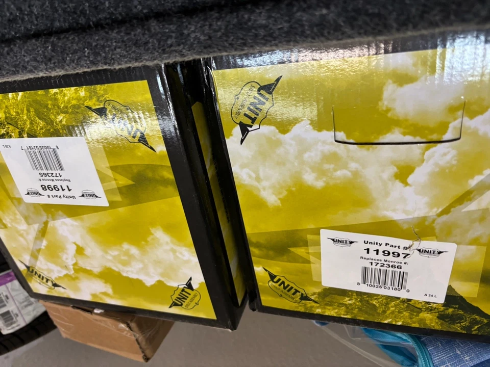 Conjuntos de puntal delantero y amortiguadores traseros Unity Automotive Toyota Sienna 2008 tracción trasera Foto 3 de 3