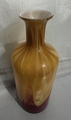Este es un jarrón de vidrio  de estudio artístico en tonos burdeos y amarillo
