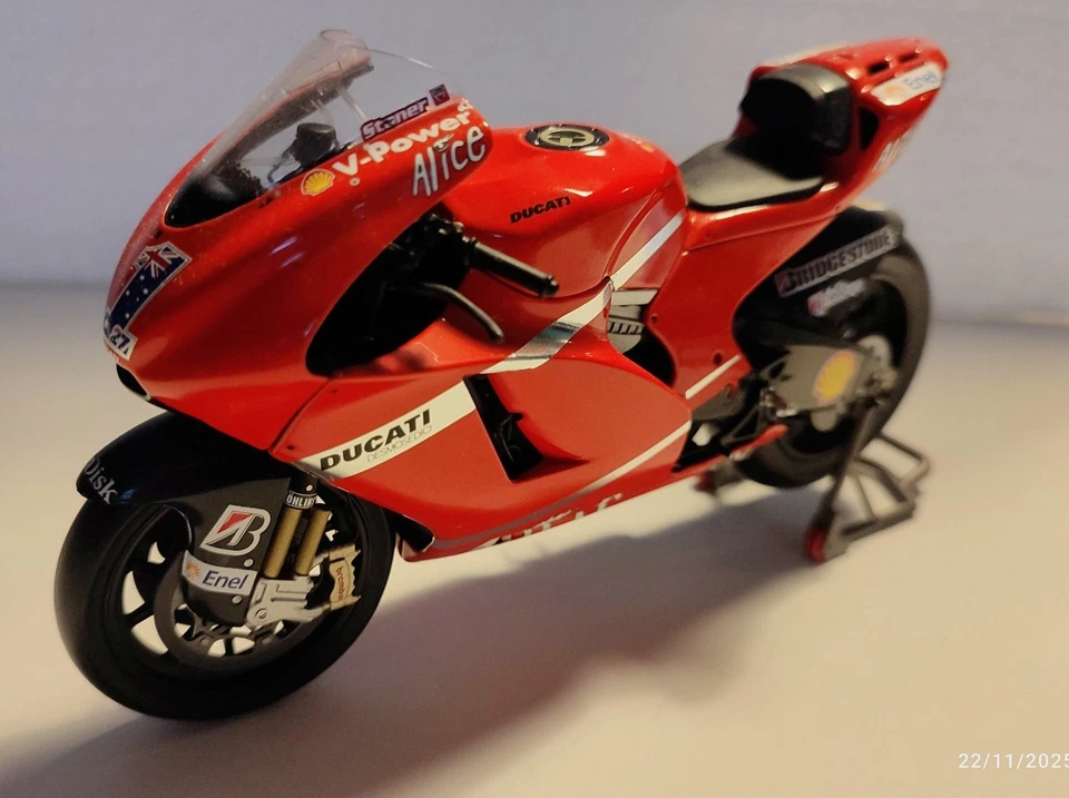 MINICHAMPS 1:12   DUCATI DESMOSEDICI  GP8  .  CASEY STONER  .  MOTOGP 2008 - Photo 2/4