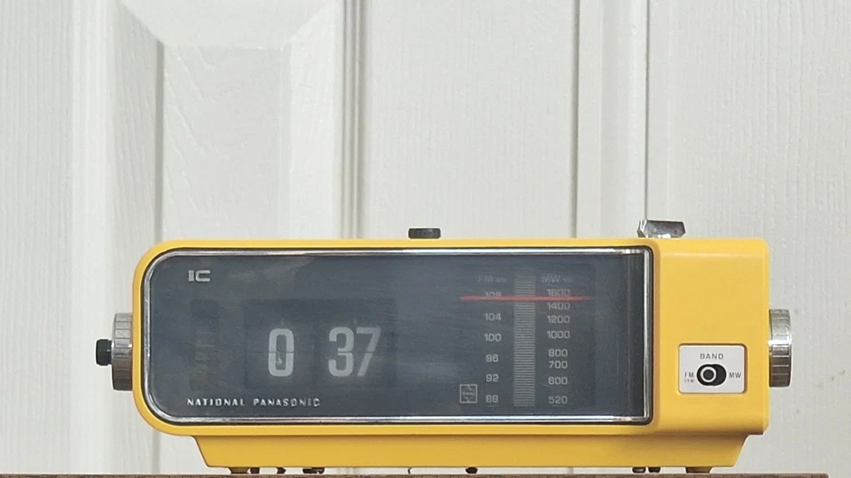 National Panasonic Flip Clock Radio / Yellow / Space Age / Rare / Vintage / 1970 - Image 3 of 4