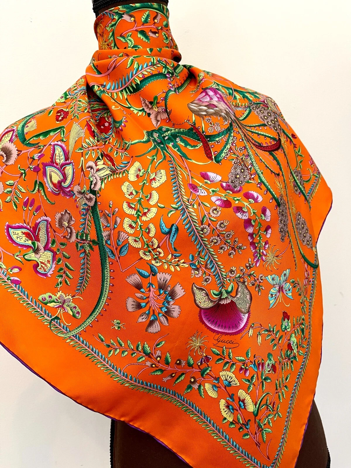 Écharpe Gucci neuve classique imprimé flore multicolore orange soie wrap avec boîte cadeau