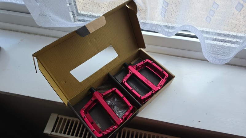 Race Face TURBINE Pedals. Red