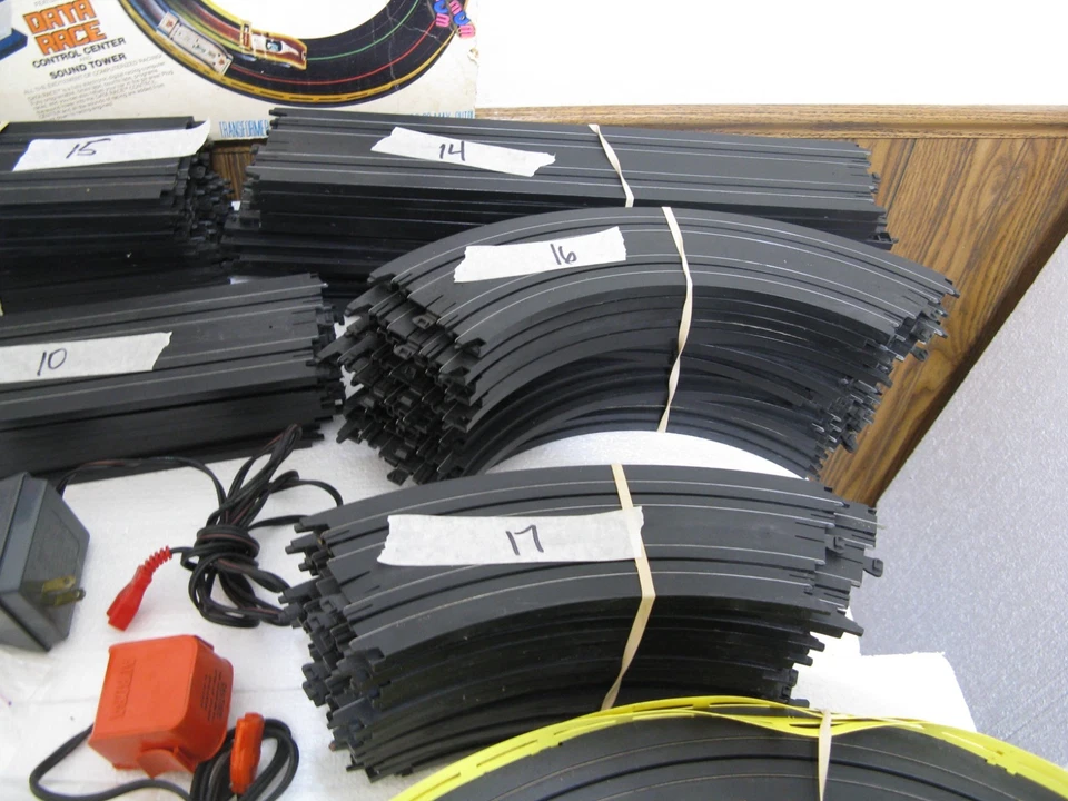 VINTAGE AURORA AFX DATA RACE CHAMPIONSHIP SLOT CAR RACING SET TONS OF PARTS !@@ - Image 4 of 4