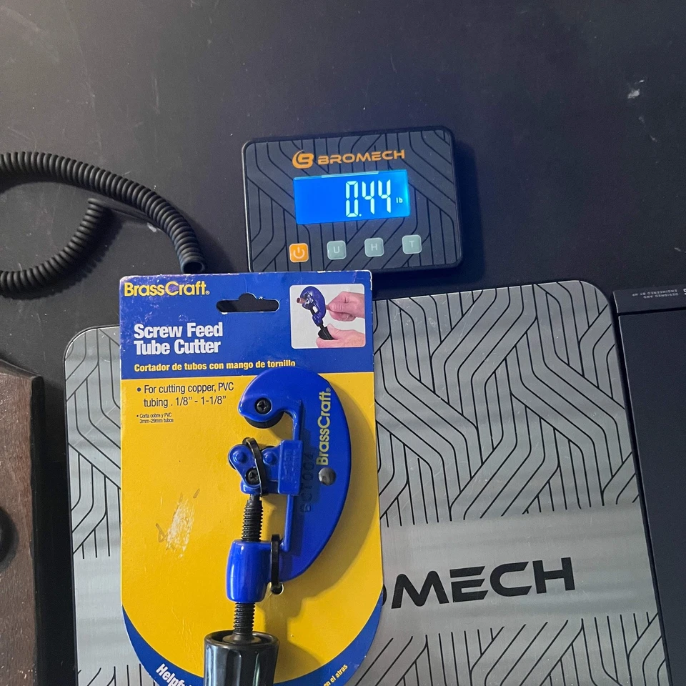 Cortador de tubo de alimentación de tornillo artesanal de latón Foto 3 de 3