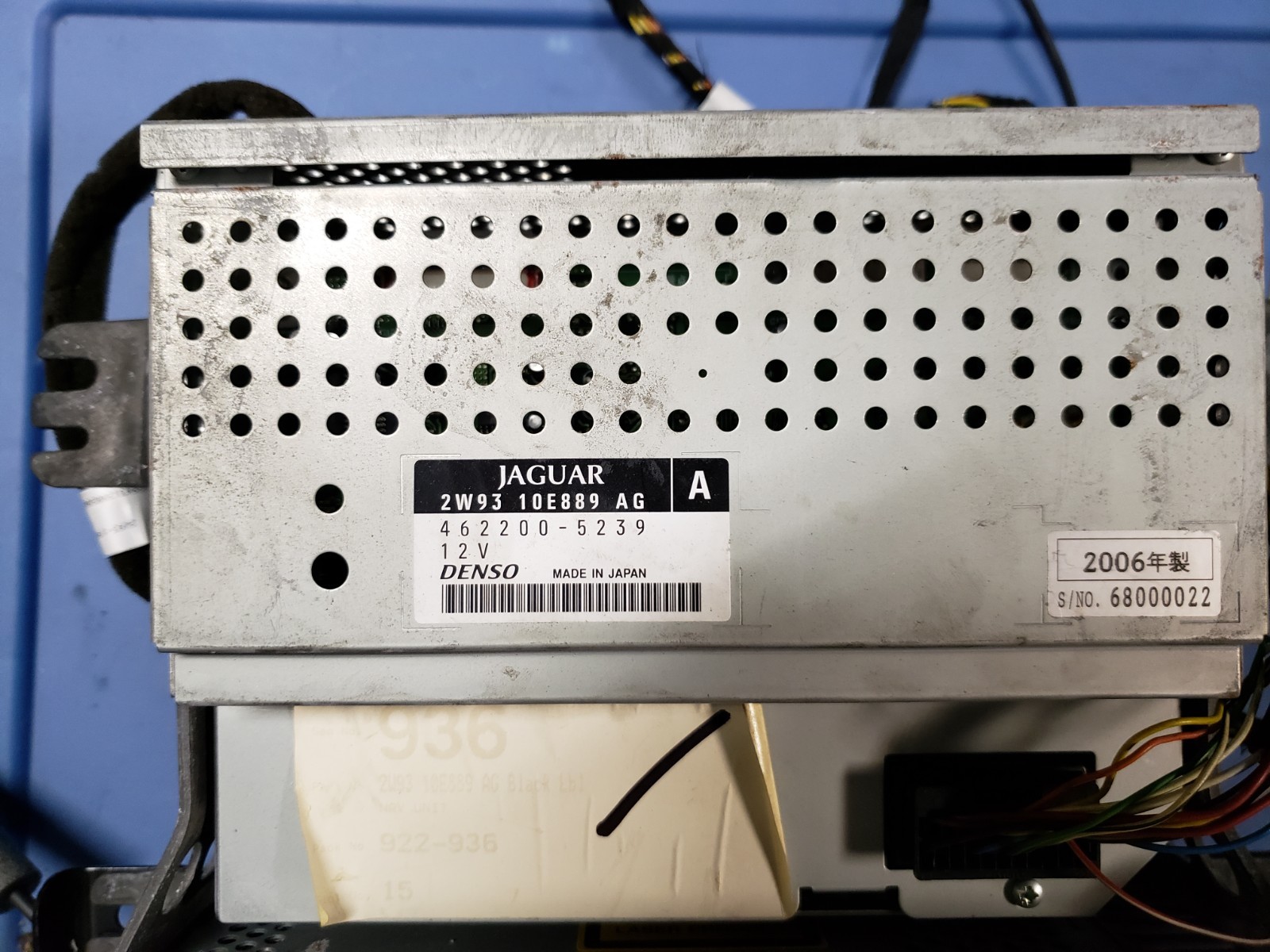 98-03 Jaguar XJ8  Super V8 GPS Navigation Antenna Module LJD2449AA OEM