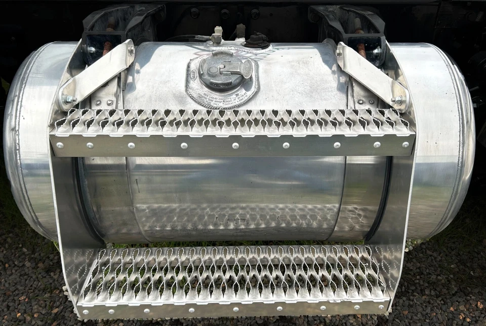 Kit de escalones de tanque de combustible Peterbilt 26" resistente Foto 3 de 4