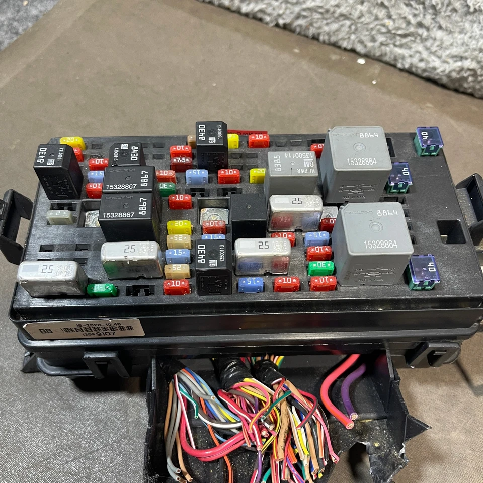 2008-2011 BUICK LUCERNE CADILLAC DTS REAR FUSE BOX UNDER SEAT 13599107 - Image 2 of 4