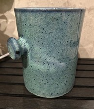 Eine große, handgefertigte Vase aus Ton und Keramik. Schwer und massiv.