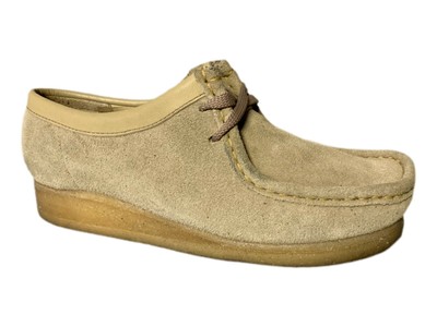 clarks wallabees beige