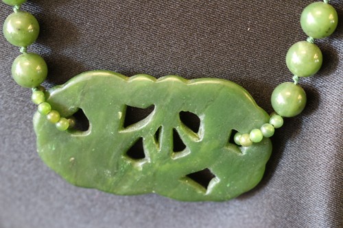 Green Jade Bead w/ Pendant Necklace - Vintage - Picture 6 of 9