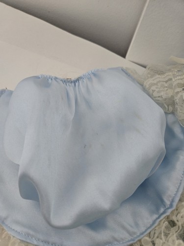 Antica bambola elegante vintage blu con vestito e cappello in pizzo bianco - Foto 4 di 8