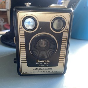 Kodak Brownie Six-20 Model D Vintage Box Camera Black Flash Contacts England