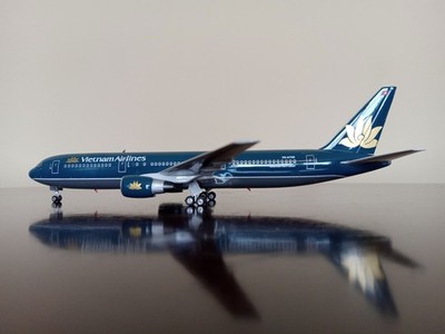 Phoenix Models 1:400 Vietnam Airlines 767-300  MINT!