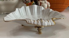 (8,25” de ancho x 3” de alto) Jabonera de porcelana dorada con forma de carcasa