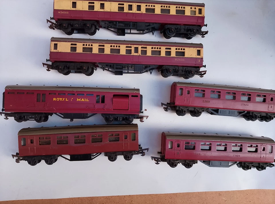 Six Vintage Tri-ang OO Coaches  Cars Model Railway Mail Coach - Image 3 of 4