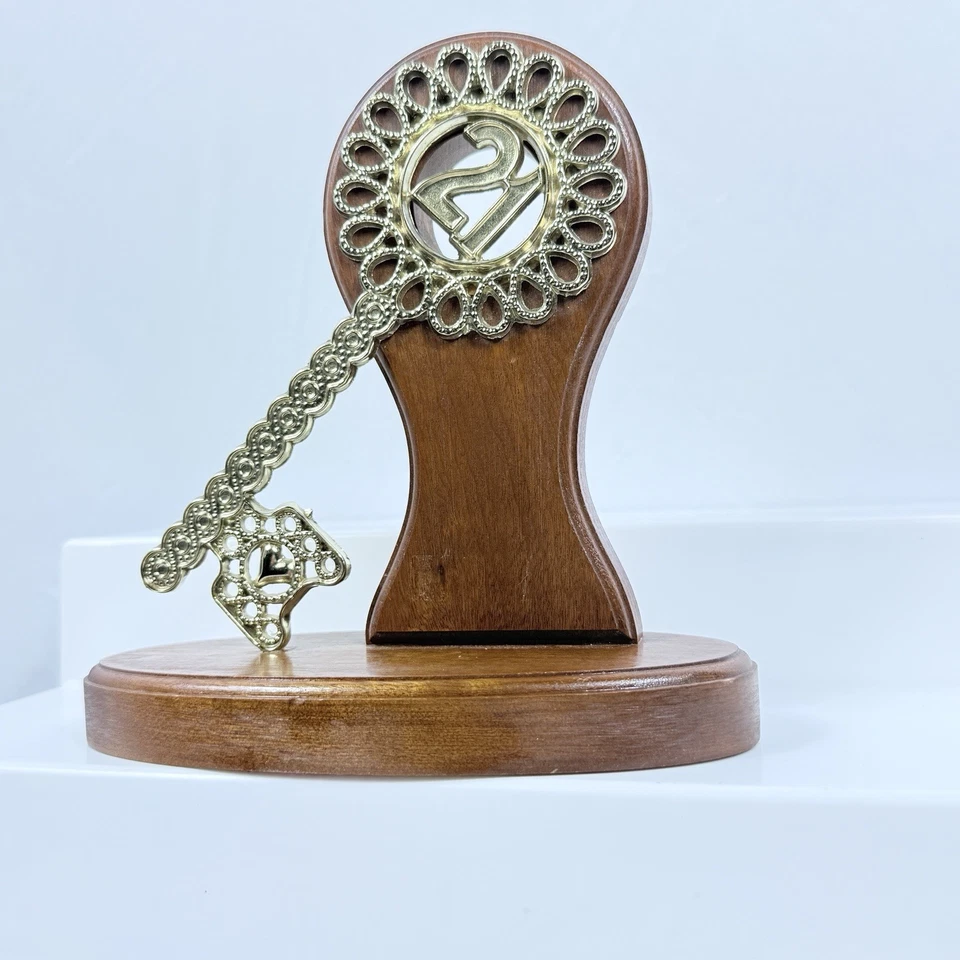 Llave de celebración de 21 cumpleaños sobre base de madera hito decorativo exhibición de regalo Foto 2 de 4