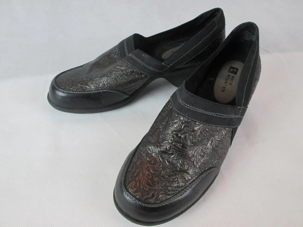 WHITE MOUNTAIN HAPPY WOMENS SLIP ON BLACK EMBOSSED LEATHER CLOGS