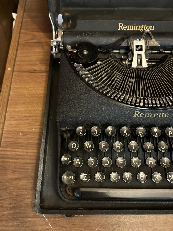 Máquina de escribir Remington Remette en estuche de aviación naval de Estados Unidos escritores militares negros Foto 2 de 4