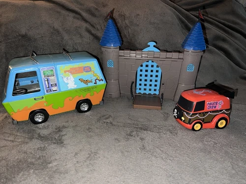 2005 Scooby-Doo Mystery Machine Ghost Patrol Haunted Castle Playset Pirate Van