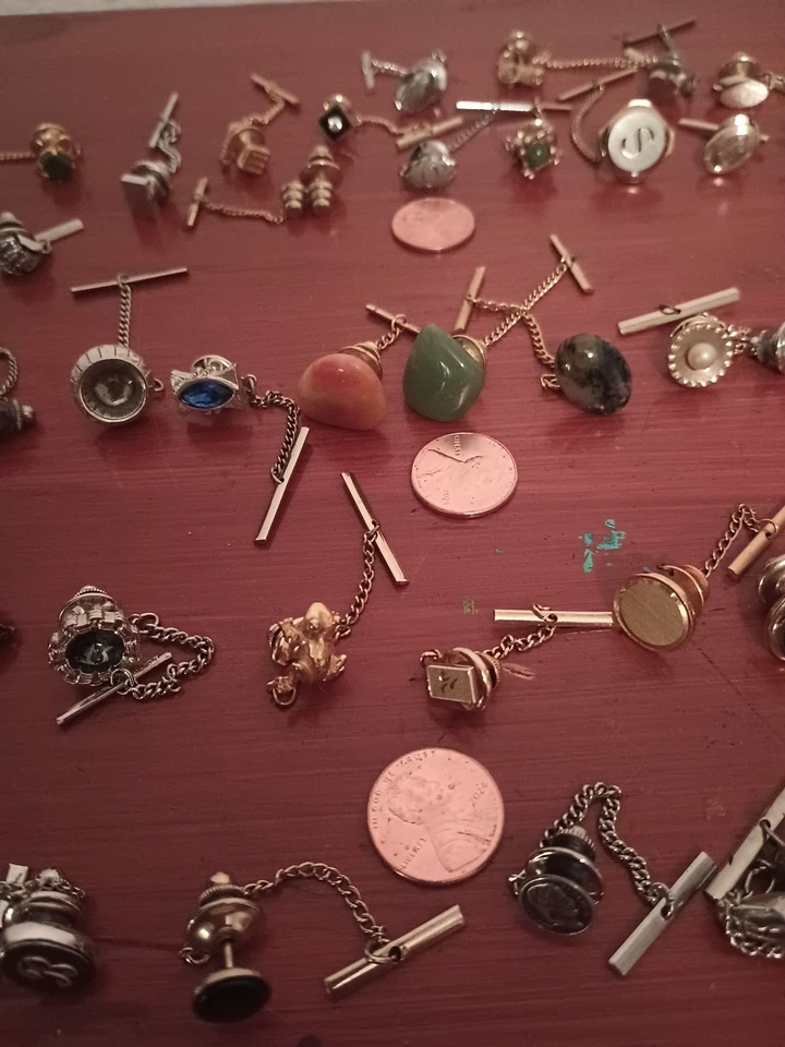 Tachuelas y pasadores coloridos de colección. Lote Foto 4 de 4