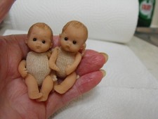 Ooak Handmade Puppenhaus Miniatur 2 x Gelenkbabys 1:12 Puppenhaus 6 cm