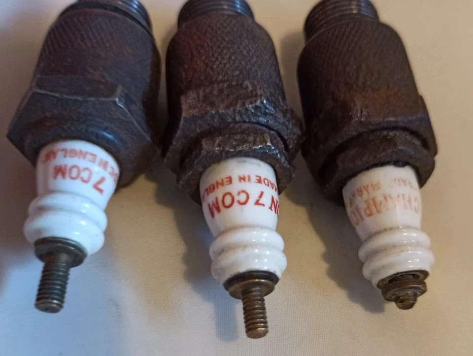 3 x CHAMPION 7 COM SPARK PLUGS  - Vintage untested sparking plugs - Image 3 of 4