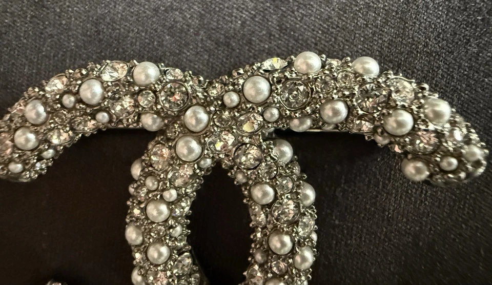 Broche de metal Chanel Coco Mark perla Foto 2 de 4