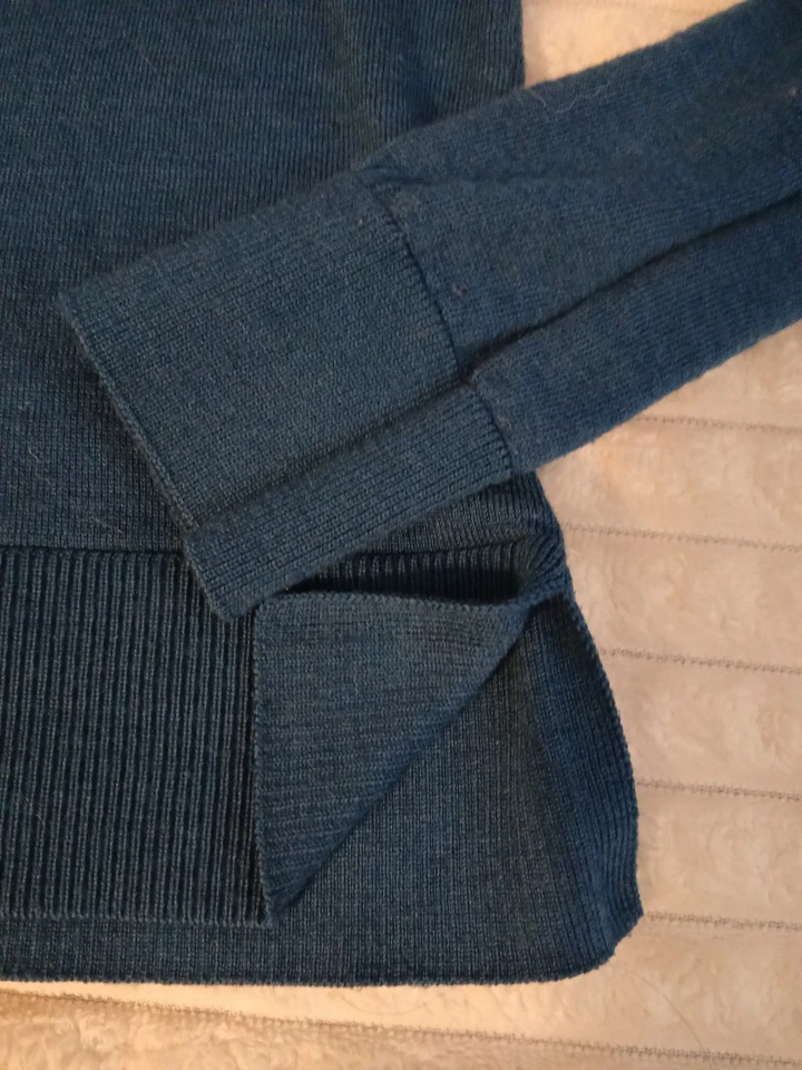 Suéter feminino Katherine Barclay lavável lã merino tamanho M azul-petróleo gola V - Imagem 2 de 4