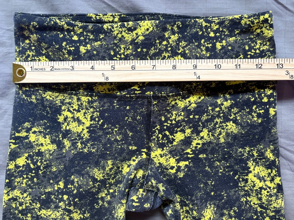 Leggings Capri Alo Negro y Amarillo Aerógrafo Salpicados Talla M Foto 2 de 4