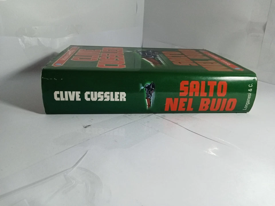 Dell' autore di ALTA MAREA  CLIVE CUSSLER SALTO NEL BUIO - Immagine 3 di 4
